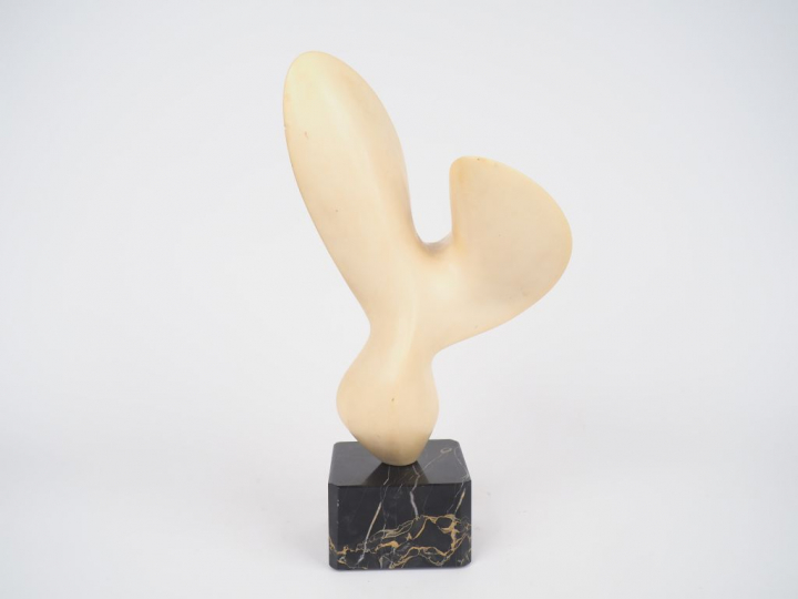 Antoine PONCET. "Carrêve", 1973 Sculpture en résine à patine crème, su