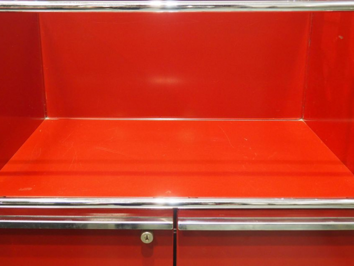 USM HALLER. Grande bibliothèque en tôle rouge et métal chromé  5 étage