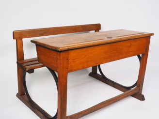 Vente aux enchères Pupitre d'écolier début XXème en chêne et fer forgé. Dim. 78 x 120 x 8