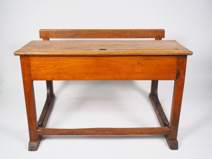 Pupitre d'écolier début XXème en chêne et fer forgé. Dim. 78 x 120 x 8