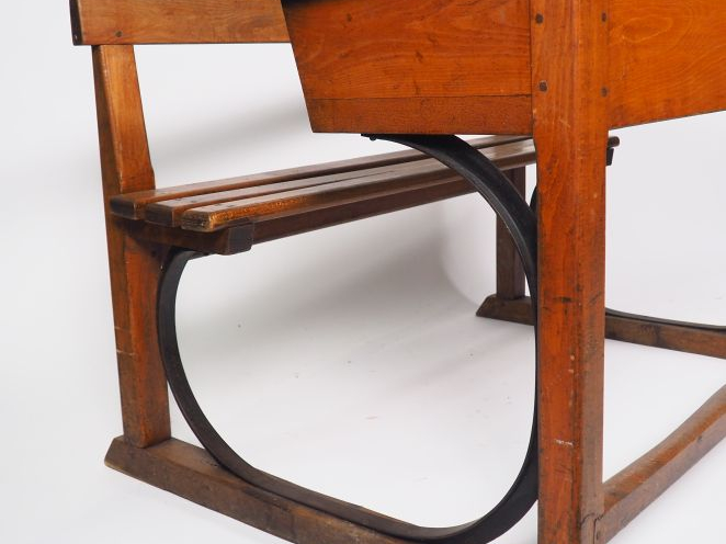 Pupitre d'écolier début XXème en chêne et fer forgé. Dim. 78 x 120 x 8