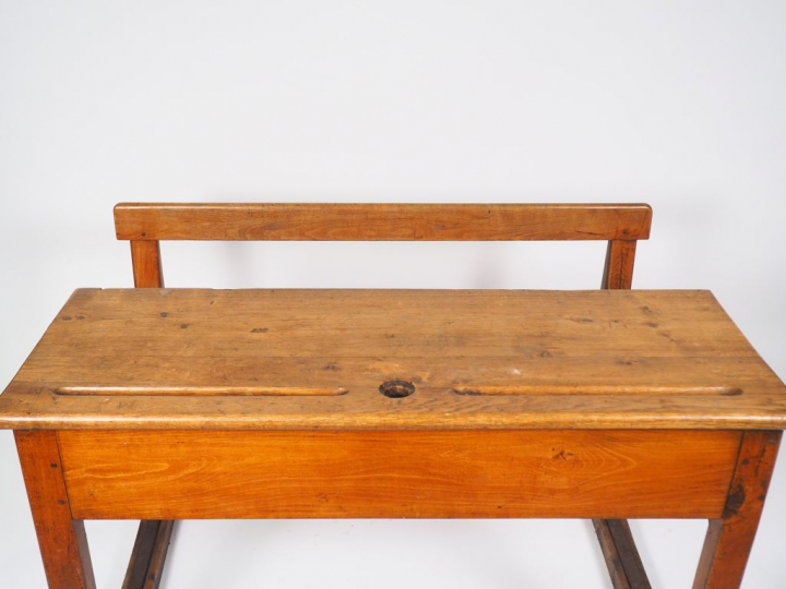 Pupitre d'écolier début XXème en chêne et fer forgé. Dim. 78 x 120 x 8