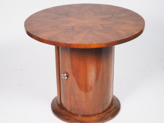 Vente aux enchères Guéridon Art Déco en placage de noyer, piétement ouvrant à un abattant