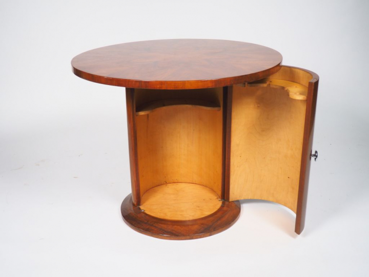 Guéridon Art Déco en placage de noyer, piétement ouvrant à un abattant