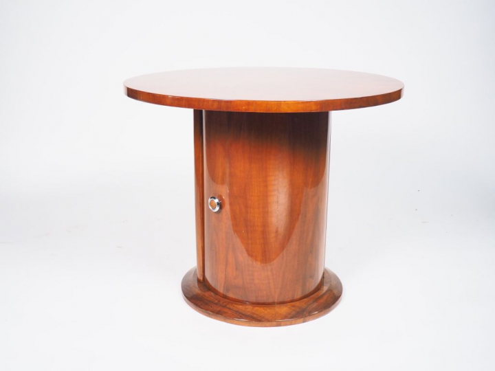 Guéridon Art Déco en placage de noyer, piétement ouvrant à un abattant