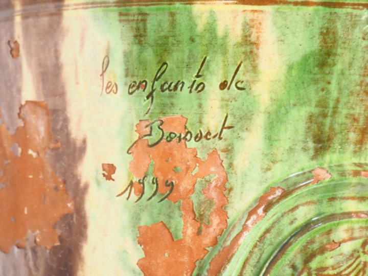 BOISSET à Anduze. Grand vase en terre vernissée à décor mêlé vert, bru