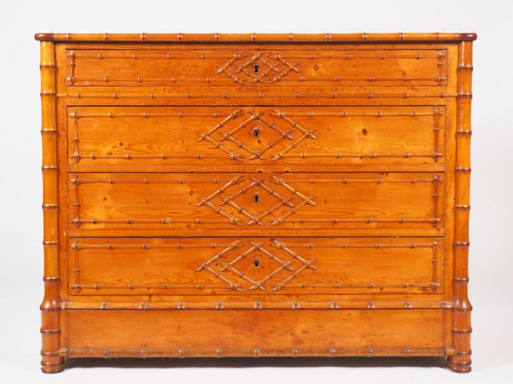 Commode Napoléon III en bois sculpté à décor de bambou ouvrant à 4 tir