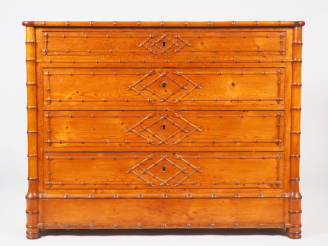 Vente aux enchères Commode Napoléon III en bois sculpté à décor de bambou ouvrant à 4 tir