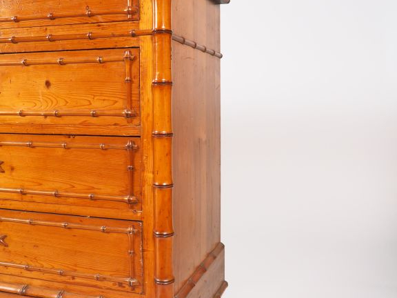 Commode Napoléon III en bois sculpté à décor de bambou ouvrant à 4 tir