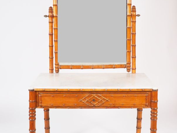 Coiffeuse Napoléon III à décor de bambou ouvrant à un tiroir en ceintu