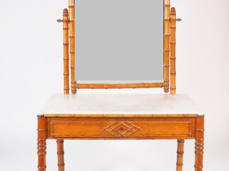 Vente aux enchères Coiffeuse Napoléon III à décor de bambou ouvrant à un tiroir en ceintu