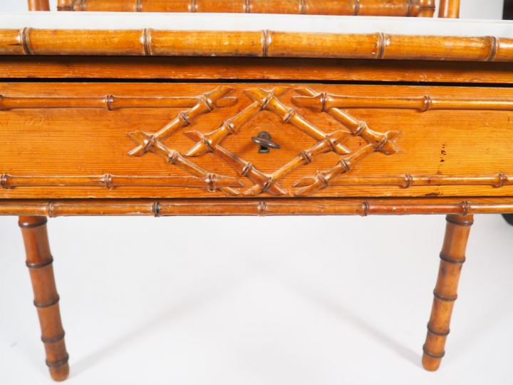 Coiffeuse Napoléon III à décor de bambou ouvrant à un tiroir en ceintu