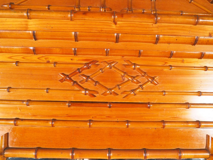Armoire à glace Napoléon III en bois sculpté à décor de bambou ouvrant