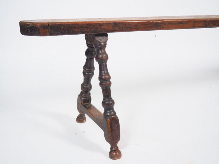 Banc de style Louis XIII en bois naturel. Dim. 51 x 249 cm.