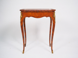 Vente aux enchères Table d'appoint de style Louis XV en marqueterie, ornementation de bro