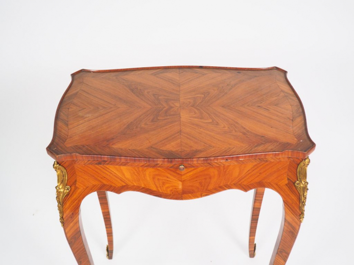 Table d'appoint de style Louis XV en marqueterie, ornementation de bro