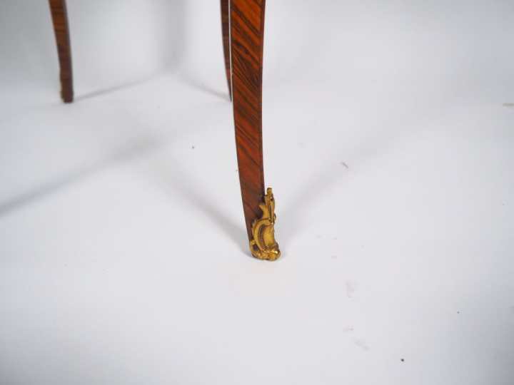 Table d'appoint de style Louis XV en marqueterie, ornementation de bro
