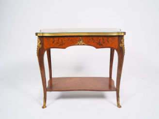 Vente aux enchères Petite table cabaret de style Louis XV en marqueterie à décor de fleur