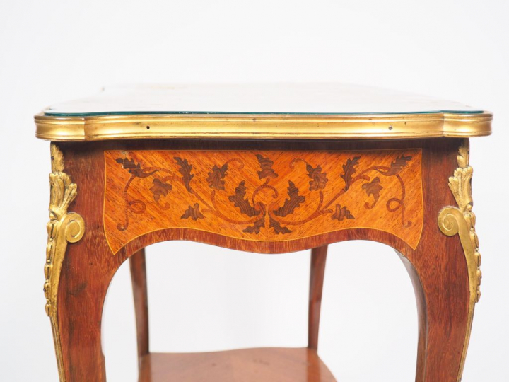 Petite table cabaret de style Louis XV en marqueterie à décor de fleur