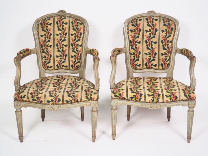 Mobilier de salon XVIIIème comprenant : - une paire de fauteuils cabri