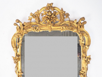 Vente aux enchères Glace Louis XV en bois sculpté et doré à décor de fleurs, de rocailles