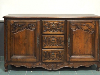 Vente aux enchères Buffet de style Louis XV en bois naturel mouluré et sculpté à décor de