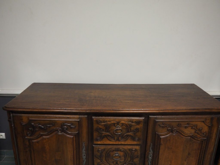 Buffet de style Louis XV en bois naturel mouluré et sculpté à décor de