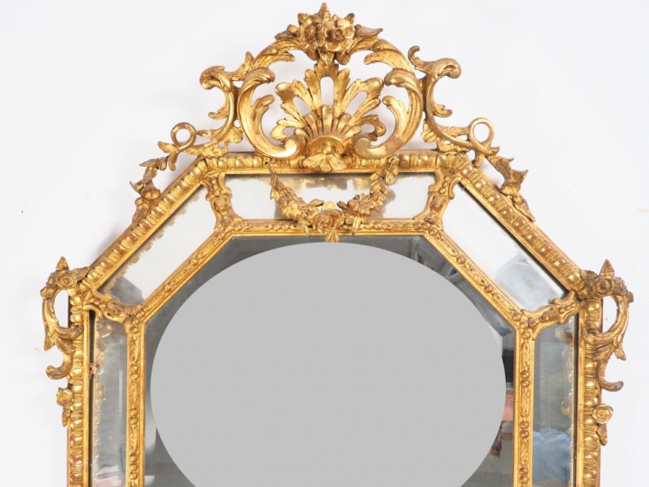 Glace à pareclose de style Louis XIV en bois et stuc sculpté et doré à