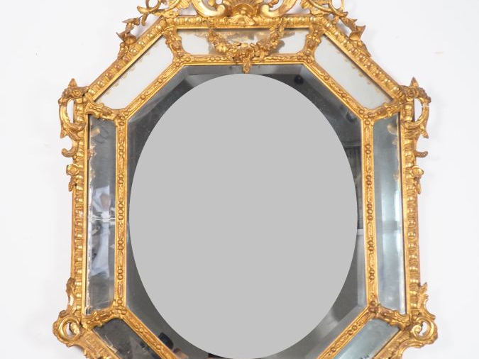 Glace à pareclose de style Louis XIV en bois et stuc sculpté et doré à