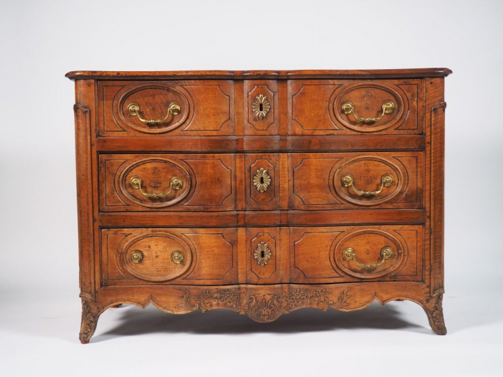 Commode Régence en noyer mouluré et sculpté ouvrant à 3 tiroirs, façad