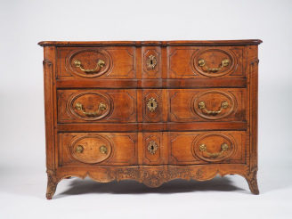 Vente aux enchères Commode Régence en noyer mouluré et sculpté ouvrant à 3 tiroirs, façad