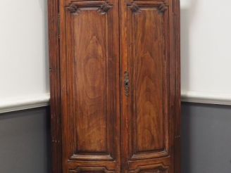 Vente aux enchères Encoignure Louis XVI en bois naturel mouluré et sculpté, ouvrant à deu