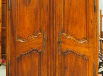 Vente aux enchères Armoire provençale Transition Louis XV-Louis XVI en bois mouluré et sc