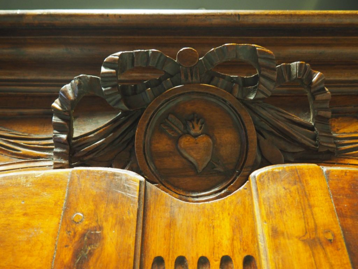 Armoire provençale Transition Louis XV-Louis XVI en bois mouluré et sc