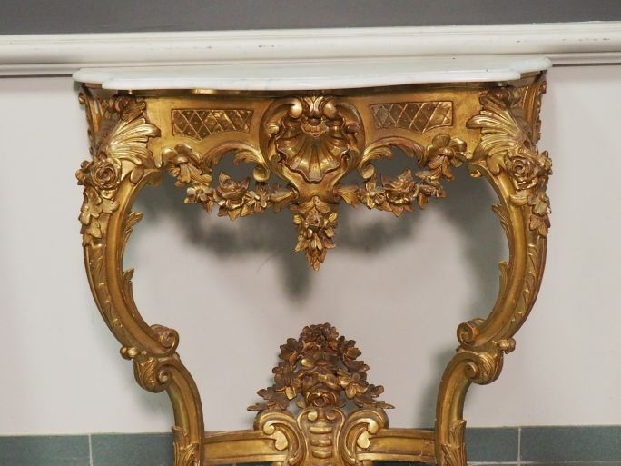 Console de style Rocaille en bois sculpté et doré à décor de guirlande