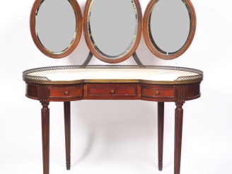 Vente aux enchères Coiffeuse "rognon" Napoléon III de style Louis XVI en acajou et placag