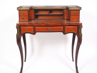 Vente aux enchères Bureau à gradin de style Louis XV en marqueterie à décor de croisillon