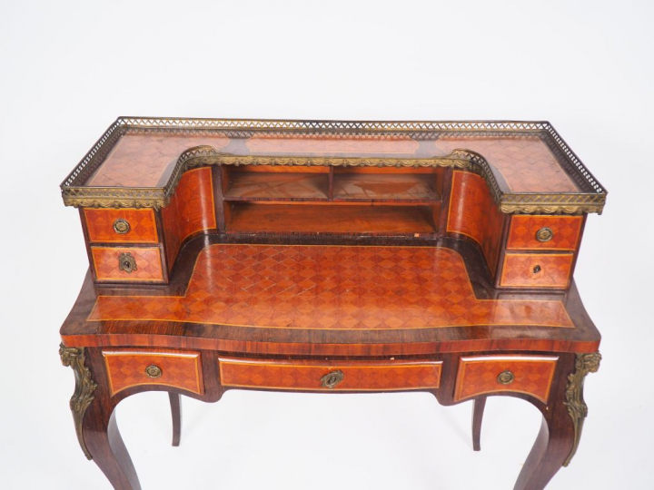 Bureau à gradin de style Louis XV en marqueterie à décor de croisillon