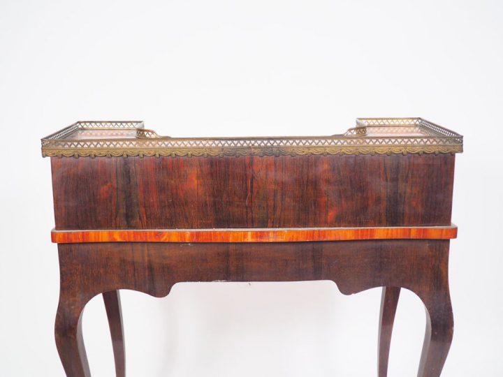 Bureau à gradin de style Louis XV en marqueterie à décor de croisillon