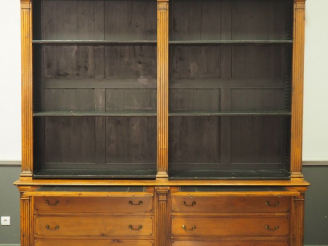 Vente aux enchères Bibliothèque de style Louis XVI en bois naturel mouluré et sculpté à d
