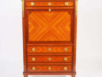Vente aux enchères Secrétaire à abattant de style Louis XVI en marqueterie, frisage et or
