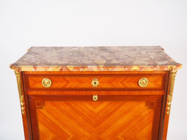 Secrétaire à abattant de style Louis XVI en marqueterie, frisage et or