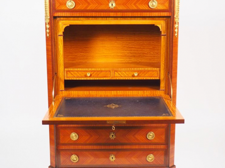 Secrétaire à abattant de style Louis XVI en marqueterie, frisage et or
