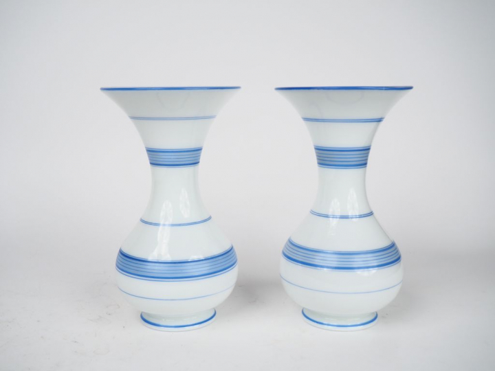 Paire de vases Napoléon III en opaline blanche à décor de liseré bleu.