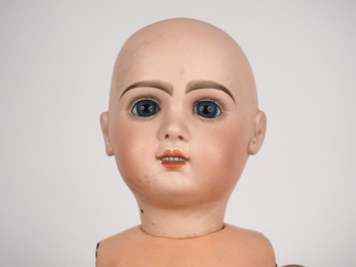Vente aux enchères Poupée JUMEAU. Bouche ouverte, yeux fixes bleu, marque 12 à l'arrière 