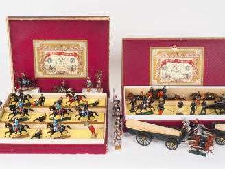 Vente aux enchères Dans deux boites CBG un fort lot de figurines CBG pour la plupart : do