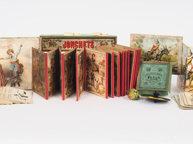 Lot de jeux anciens comprenant : toupies , jeu de cartes instructif in