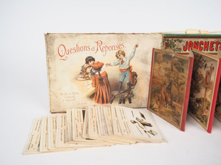 Lot de jeux anciens comprenant : toupies , jeu de cartes instructif in