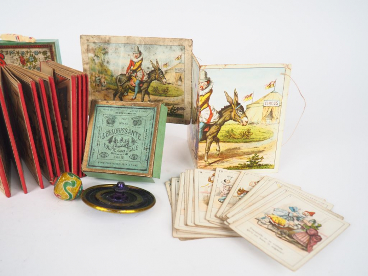 Lot de jeux anciens comprenant : toupies , jeu de cartes instructif in