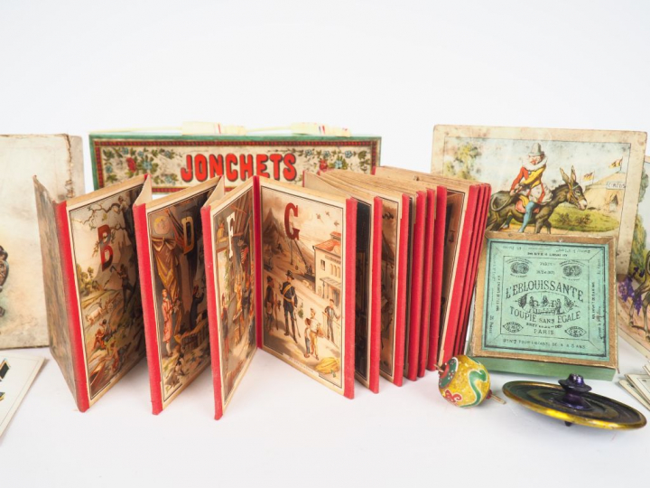 Lot de jeux anciens comprenant : toupies , jeu de cartes instructif in